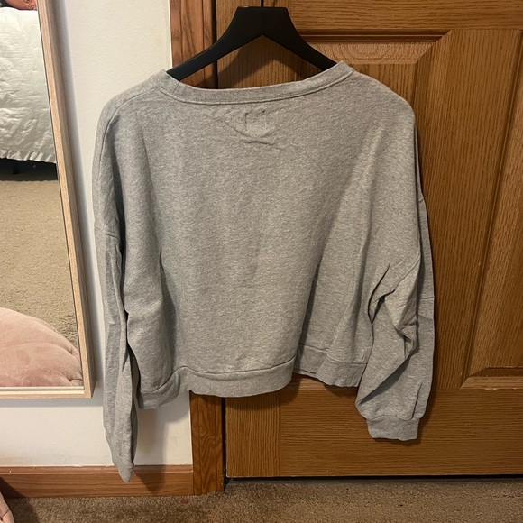 Grey Gap Crewneck - Picture 2 of 4